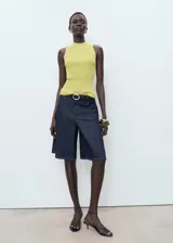 Top de punto de canalé color amarillo lima, sin mangas, con cuello alto y diseño entallado.