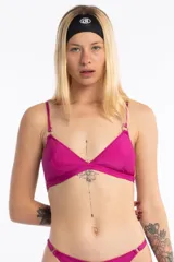 Top de bikini triangular color fucsia, con finos breteles regulables y argollas metálicas decorativas en los tirantes.