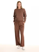 Pantalón jogger de corte recto, color marrón, con cintura elástica ajustable mediante cordón y bolsillos laterales.