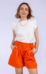 Short color naranja de crepe con cinturón con hebilla forrada y pinzas delanteras.