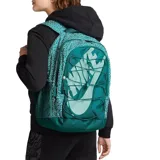 Mochila Nike Hayward con diseño estampado, compartimento principal con cierre, sistema elástico frontal para ajuste de carga, bolsillos laterales y correas acolchadas ajustables.