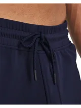 Pantalón de jogging Under Armour azul marino, de corte deportivo, con bolsillos laterales con cierre y puños elásticos en los tobillos.