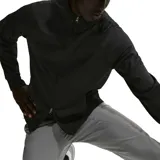 Campera deportiva Nike con capucha, cierre frontal completo y bolsillos laterales. Diseño minimalista en color negro con logo de la marca en tono sobre tono en el pecho.
