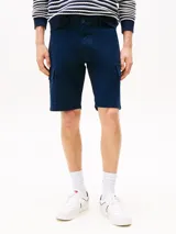 Pantalón corto tipo cargo de corte slim, confeccionado en algodón elástico. Presenta cierre de cremallera con botón, bolsillos laterales tipo cargo, bolsillos laterales ribeteados y bolsillos traseros de ojal. Incluye parche con logo de Tommy Jeans en la parte trasera.