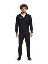 Pantalón deportivo Under Armour de la línea Challenger, color negro, con corte ajustado en las piernas. Presenta cintura elástica con cordón, bolsillos laterales con cierre y cremalleras en los tobillos. Incluye el logo de la marca estampado en blanco en la parte superior.