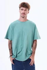 Remera de algodón con efecto lavado, cuello redondo y manga corta, de corte regular y holgado.