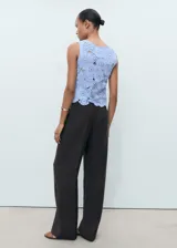 Top de crochet celeste con diseño floral, escote redondo y sin mangas.