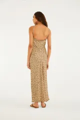 Vestido largo de silueta ajustada, con tirantes finos y escote fruncido, confeccionado en viscosa con estampado animal print.
