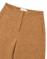 Pantalón de tiro alto y silueta amplia, confeccionado en tejido con textura suave tipo gamuza. Presenta diseño de pinzas frontales y bolsillos laterales integrados.