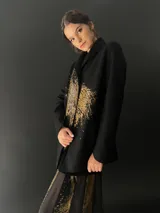 Blazer negro de paño 100% lana con estampado abstracto color cobre, bolsillos laterales y terminación al tallo vivo.