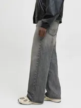 Jean de corte wide leg y tiro alto, con diseño de cinco bolsillos y lavado stonewash que le otorga un aspecto desgastado. Presenta un calce amplio y relajado desde el muslo hasta el ruedo.