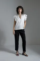 Blusa color crudo de tela satinada con escote en V y mangas cortas con volados.