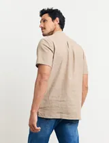 Camisa de manga corta con cuello mao y cierre frontal parcial con botones de coco. Confeccionada en una mezcla de lino y algodón.