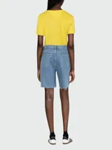 Remera amarilla de lino con estampado marrón que dice "The Golden Run".