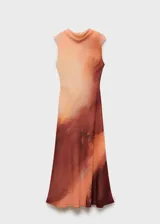 Vestido midi de gasa con diseño degradado en tonos tierra, cuello redondo y tirantes anchos. Presenta un corte fluido, cierre de botón en la parte posterior y forro interior.