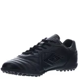 Championes de fútbol Umbro modelo Touch TF, color negro, diseñados para césped sintético. Presentan un diseño monocromático con el logo de la marca en el lateral y suela con tecnología de tracción especializada.