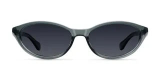 Lentes de sol con montura envolvente de diseño cat-eye en color gris traslúcido y cristales oscuros polarizados.