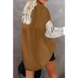 Sobre camisa de pana blanca con detalles en animal print en los bolsillos frontales y en las mangas. Presenta cuello inglés, cierre frontal con botones y corte holgado.