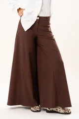 Pantalón de tiro medio con corte súper acampanado, confeccionado en gabardina con spandex. Presenta bolsillos delanteros y traseros, con cierre frontal de cremallera y botón.