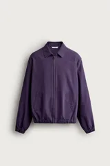 Cazadora regular fit de algodón color violeta, con cuello solapa, cierre frontal de cremallera, bolsillos de vivo en la cadera y acabados elásticos en puños y cintura.