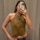 Top halter de cuero color verde militar con efecto gastado, escote alto y costuras decorativas frontales.