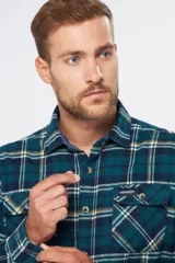 Sobrecamisa a cuadros de viyela gruesa con bolsillos frontales con solapa y botones.