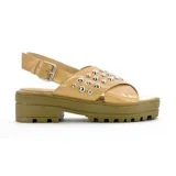 Sandalias con plataforma baja, color beige, con capellada de material símil charol y tachas decorativas.