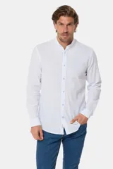 Camisa de lino celeste con rayas finas, cuello mao y mangas largas con puños abotonados. Cierre frontal con botones.