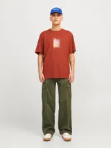 Pantalón cargo de corte amplio y pierna ancha, color verde oliva. Presenta bolsillos laterales tipo cargo, bolsillos delanteros y traseros, con cierre de cremallera y tejido de sarga resistente.