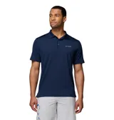 Polo de manga corta color azul marino con cuello clásico y cierre frontal de botones. Confeccionada en tejido técnico con tecnología Omni-Wick para absorción de humedad y Omni-Shade con protección solar UPF 50. Presenta el logo de la marca bordado en el pecho.