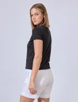 Remera negra de algodón y viscosa, de corte clásico y mangas cortas.