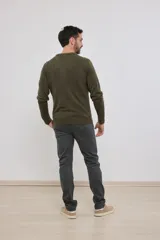 Sweater de tejido de punto color naranja melange, con cuello redondo y manga larga.