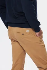 Pantalón de gabardina Legacy color tostado, de corte slim fit y tiro medio, con bolsillos traseros ojal y presilla con botón.