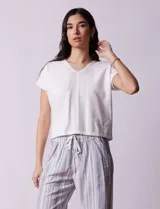 Buzo tejido color blanco, marca Ninety. Escote en V. Calado en escote y delantera.