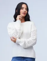 Buzo de lana color gris con mangas caladas.