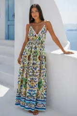 Vestido largo blanco con tirantes finos, escote en V con detalles de encaje y estampado barroco en tonos azules, amarillos y verdes.