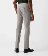 Pantalón de vestir gris claro, corte slim, confeccionado en sarga de algodón y elastano.