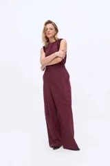 Pantalón de pierna amplia color bordó, con diseño de cruce delantero y caída fluida.