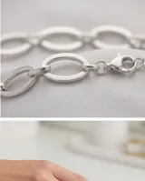 Pulsera de plata 925 compuesta por eslabones ovalados calados, con cierre de mosquetón y cadena de alargue.