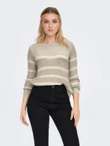 Sweater de punto con cuello redondo y manga larga, con diseño de rayas horizontales en tonos beige y crema.