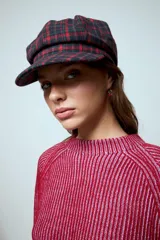 Boina tipo cap con visera, confeccionada en tejido con estampado de cuadros en tonos rojo, verde y azul oscuro.