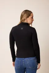 Remera de manga larga con cuello tortuga, confeccionada en tejido de algodón con elastano, de corte ajustado al cuerpo y diseño liso.