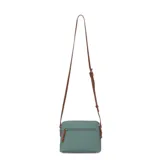 Cartera bandolera Las Oreiro de tamaño pequeño, confeccionada en material sintético color verde con detalles en color suela. Cuenta con correa larga ajustable, cierre principal y bolsillo frontal con cierre.