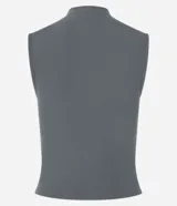 Blusa sin mangas de cuello alto, confeccionada en tejido rib acanalado de color gris. Presenta un diseño ajustado al cuerpo y estilo minimalista.