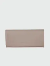 Billetera continental grande Longchamp Le Foulonné de cuero color topo con cierre de solapa y botón a presión.