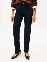 Jean de corte recto y talle medio, confeccionado en mezclilla azul oscuro con costuras en contraste. Presenta un diseño clásico de cinco bolsillos, cierre de botón y cremallera, y detalles distintivos de la marca.