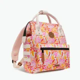 Mochila Cabaia Adventurer Pirae con estampado de hojas y flores en tonos rosa, naranja y amarillo sobre fondo blanco. Tiene sistema MOLLE, compartimento acolchado para tablet o PC, correa para sujetar a la maleta y tirantes acolchados antitranspirantes.