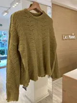 Sweater negro de punto con diseño calado.