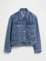 Campera de jean Gap, modelo relaxed, con cierre frontal de botones metálicos, bolsillos con solapa en el pecho y bolsillos laterales.