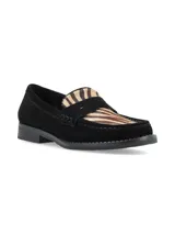 Mocasín de gamuza negra con detalle de cuero con estampado animal print tipo cebra en el empeine y banda frontal característica.